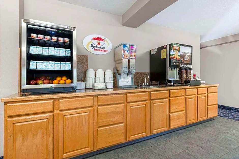 Super 8 by Wyndham Beloit