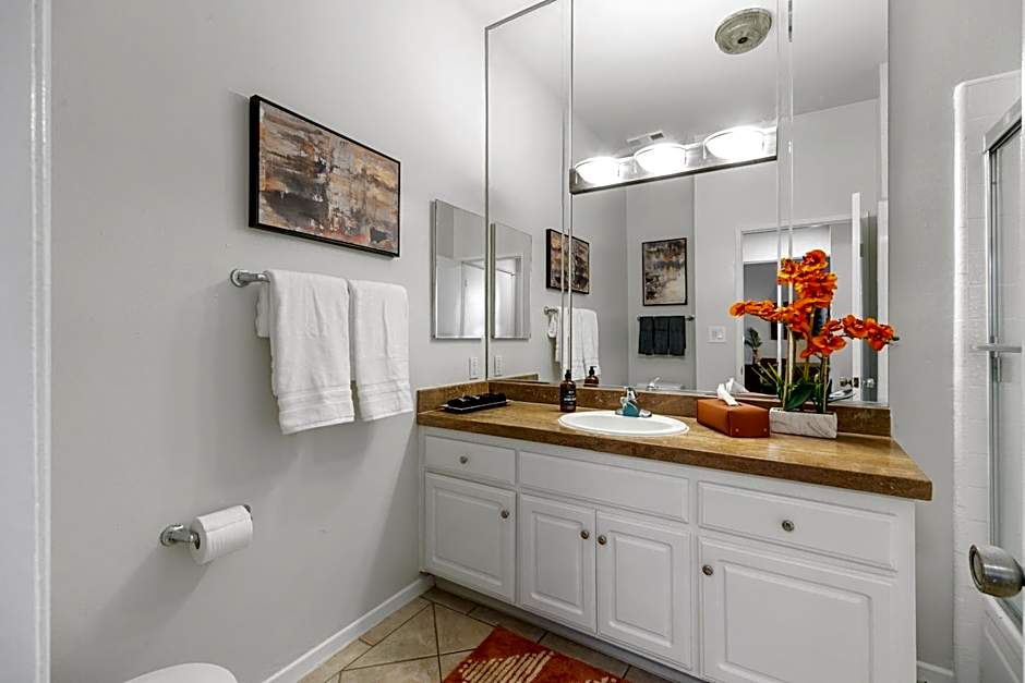 Beverly Hills 2 bed 2 bath Penthouse with Den and Parking 414