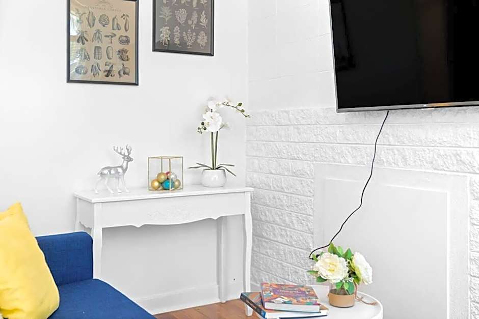 Renovated 1BR Unit CBD Parking Wi-Fi South Tce