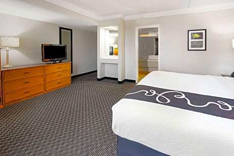 King Room with Bath Tub - Mobility/Hearing Accessible - Non-Smoking