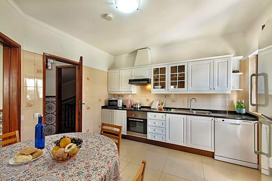 Residential cul-de-sac walking distance to centre, private pool, free AC wifi