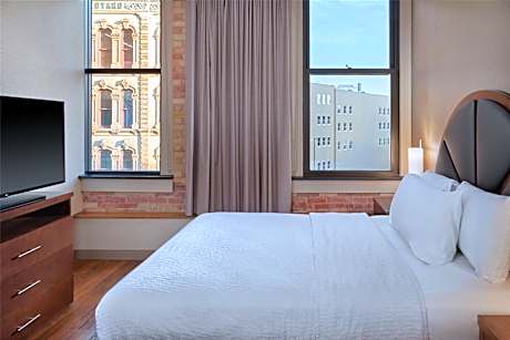 Queen Suite with City View - Non-Smoking