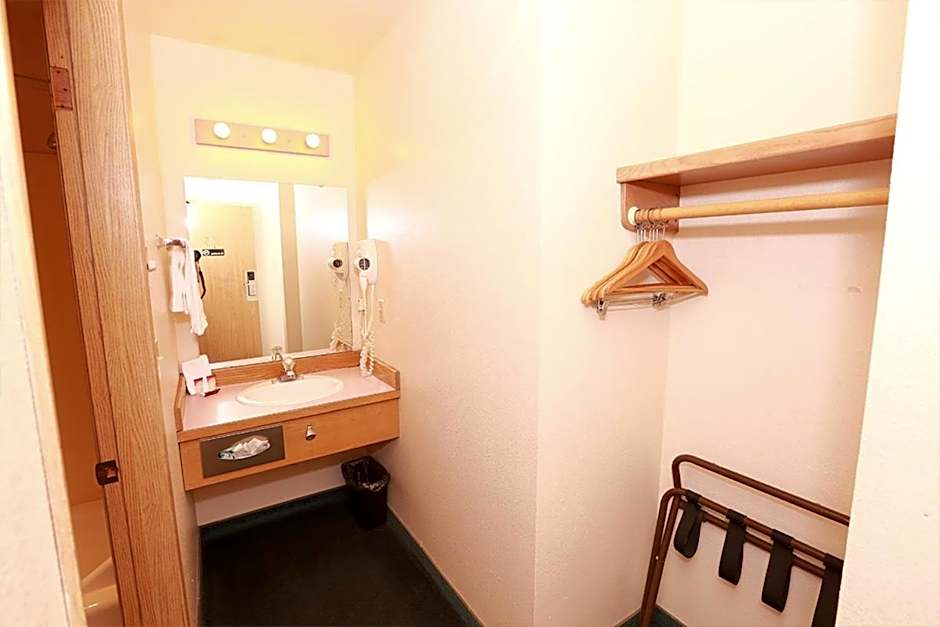 Village Inn & Suites Marysville