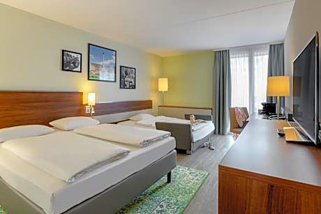 Standard room with queen size bed