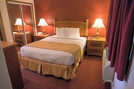 One-Bedroom Queen Suite with Spa Bath