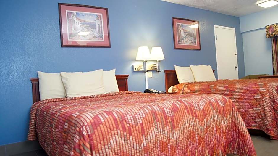 Holiday Lodge & Suites