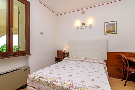 Single Room with Queen Bed