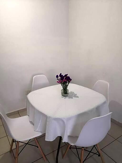 Hogar tranquilo, cerca de marina y plaza comercial