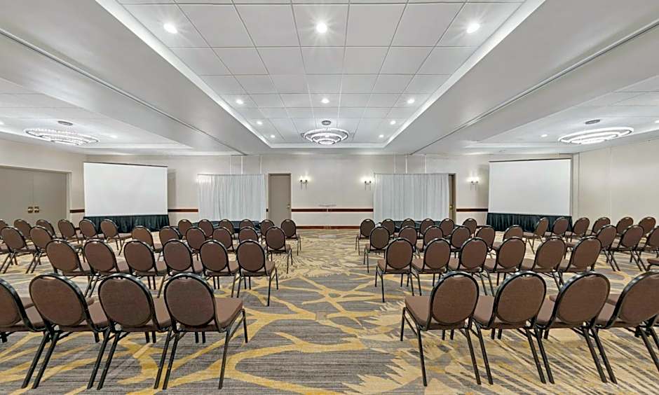 Embassy Suites by Hilton Milwaukee Brookfield