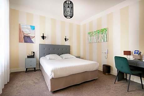 Superior Queen Room with Courtyard View