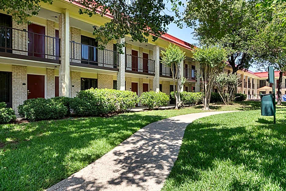 Red Roof PLUS+ Dallas - Addison