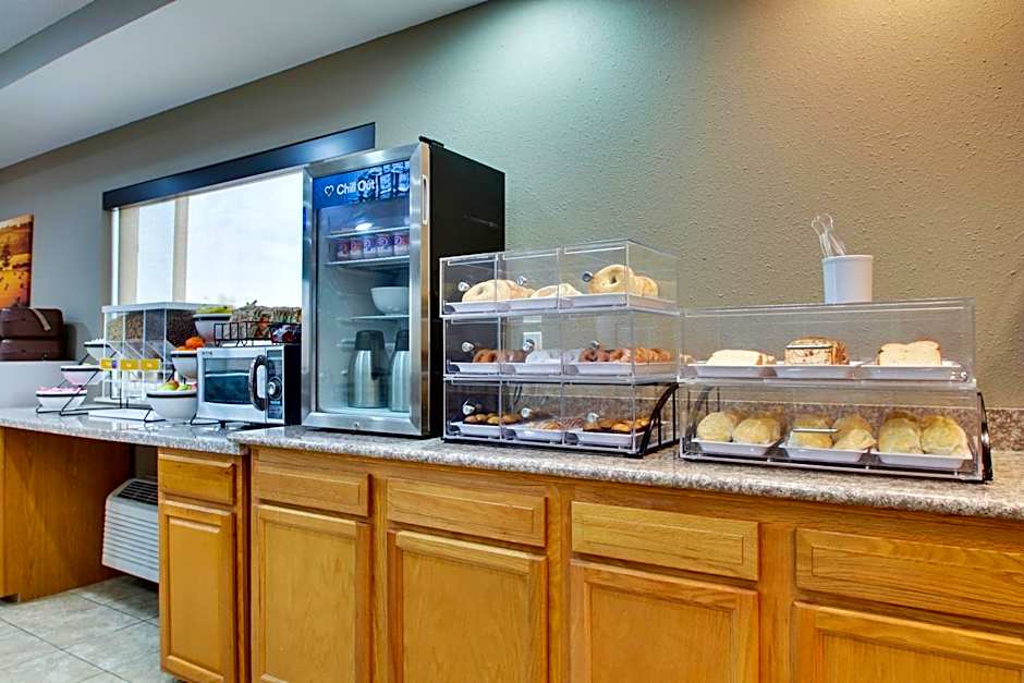 EverSpring Inn & Suites