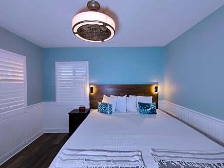 One-Bedroom King Suite - Bay Side 
