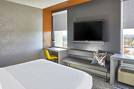 Guest room, 1 King, Aloft (Mobility &amp; Hearing Accessible w/ Roll-in Shower)