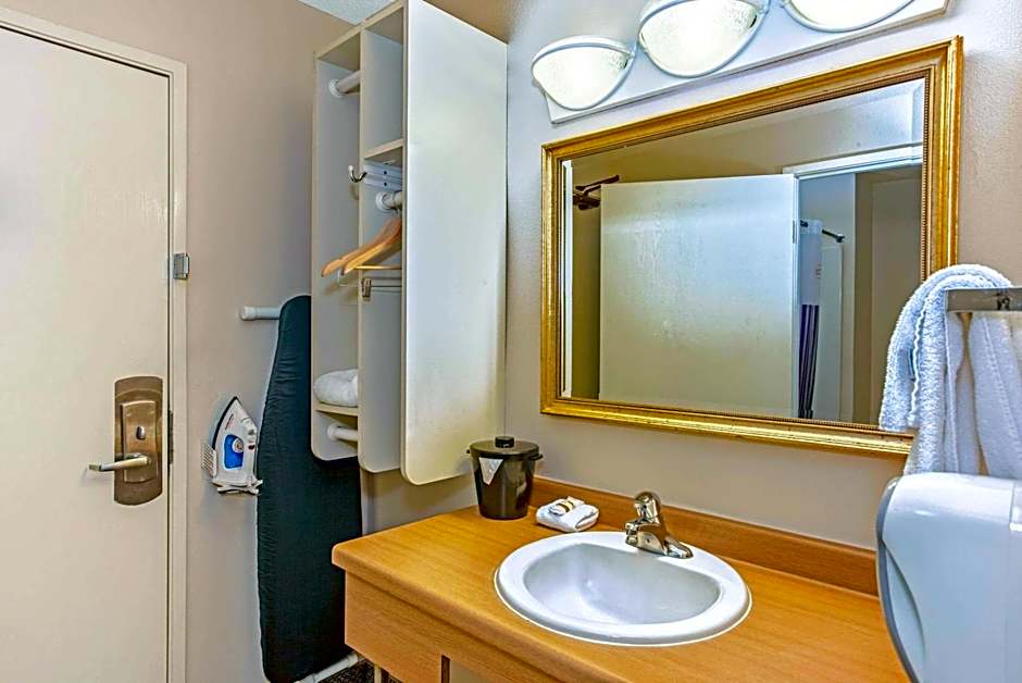 La Quinta Inn & Suites by Wyndham Milwaukee Airport / Oak Creek