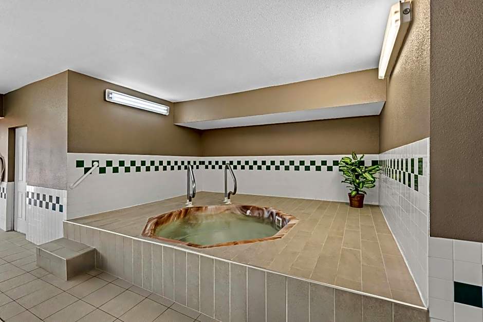 Quality Inn & Suites Des Moines Airport