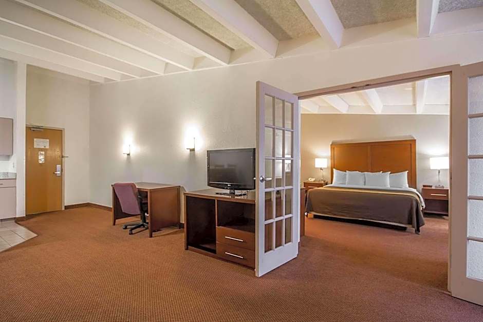 Comfort Inn & Suites Madison - Airport