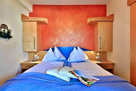 Standard Twin Room with Garden View