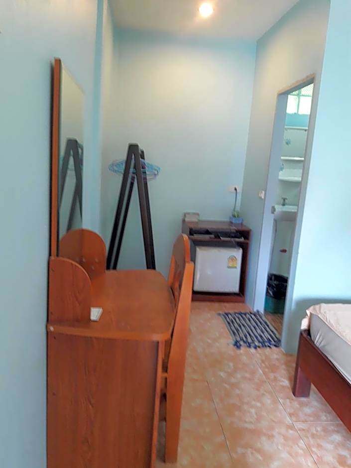 Jungle Hut Bungalows & Hotel