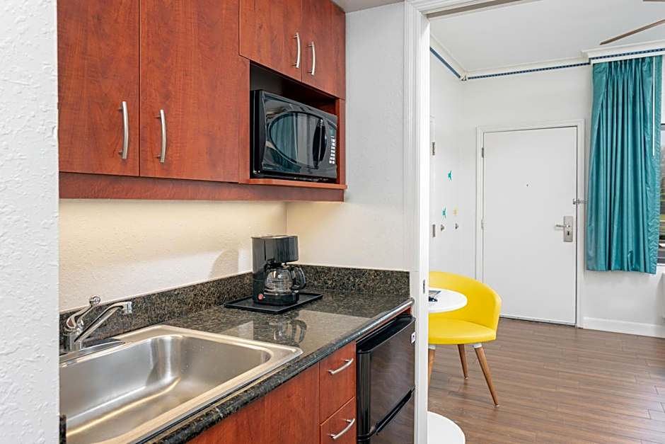 Beachside Hotel and Suites