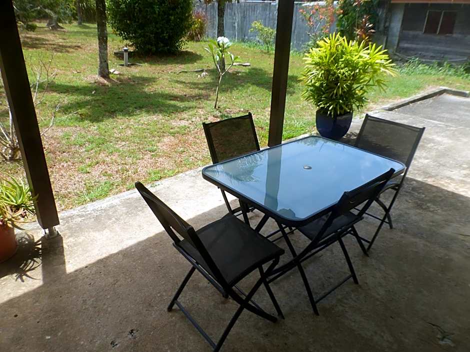 Au Petit Canal Fleuri