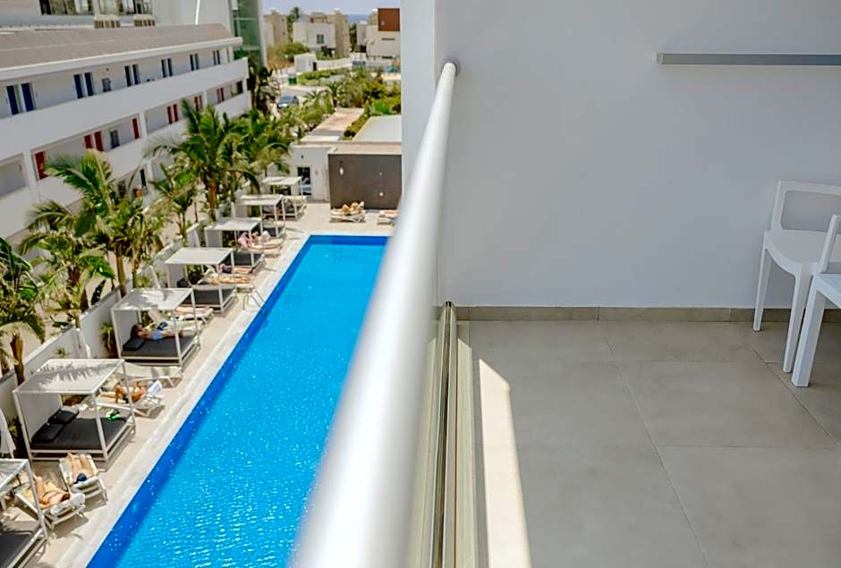 Seasons Hotel (Adults Only)