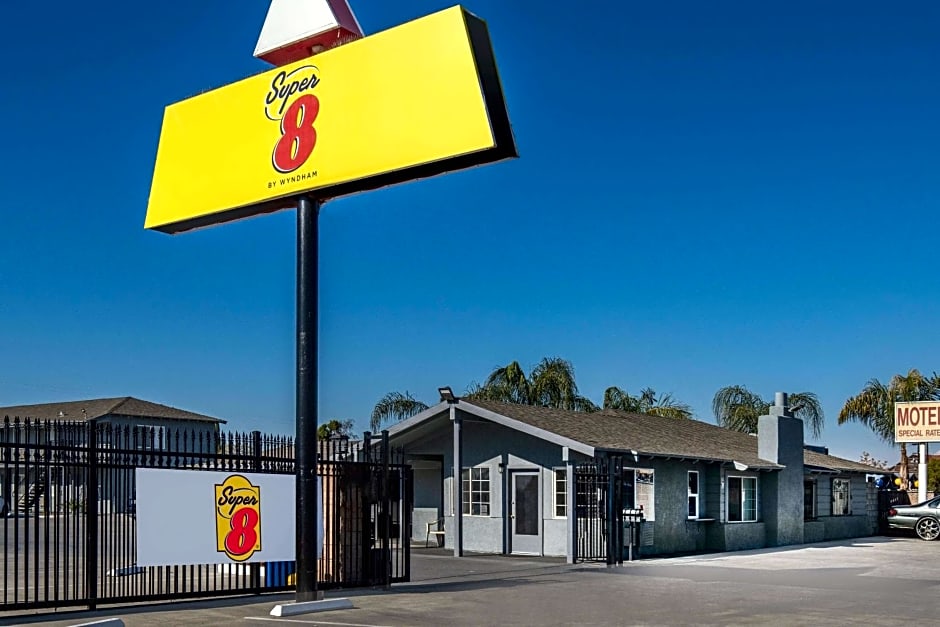 Super 8 by Wyndham Bakersfield CA