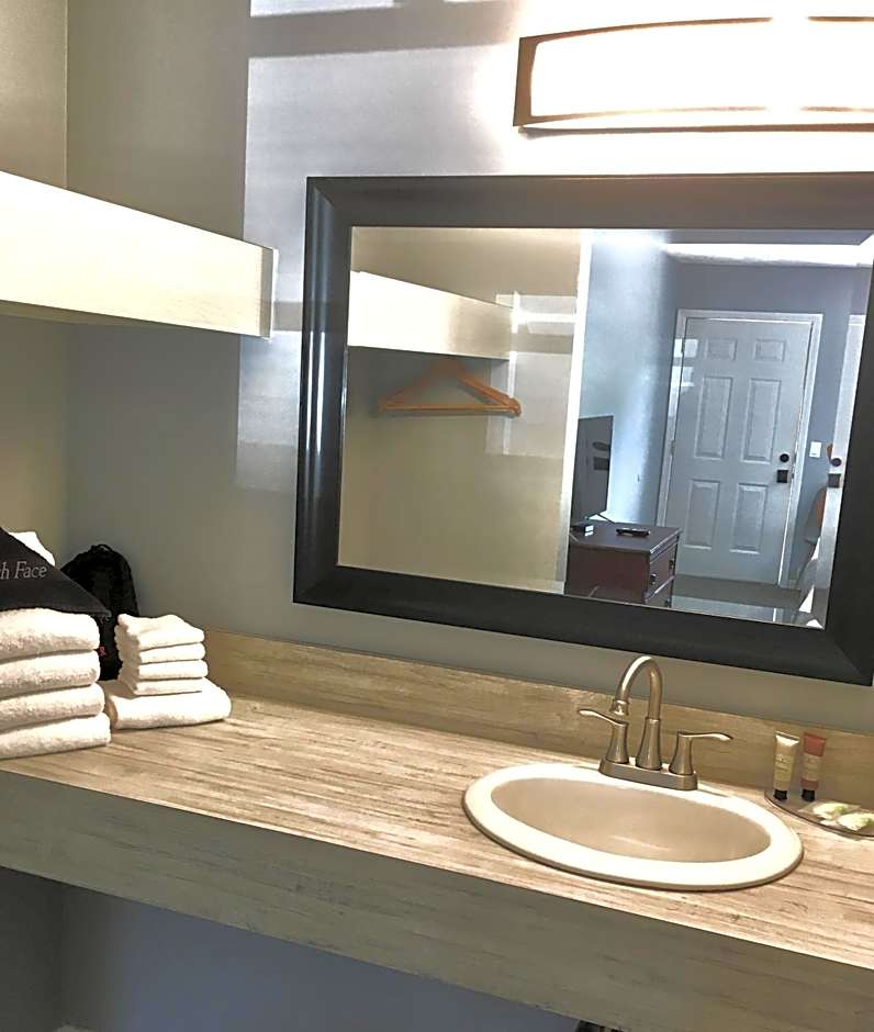 Empire Lakeshore Inn