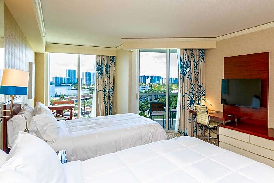 TRUMP INTL 2 BEDROOM APARTMENT 1600 Sqf Ocean and Bay View