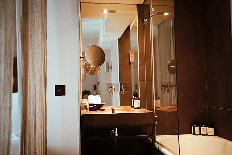 Hidden Hotel By Elegancia