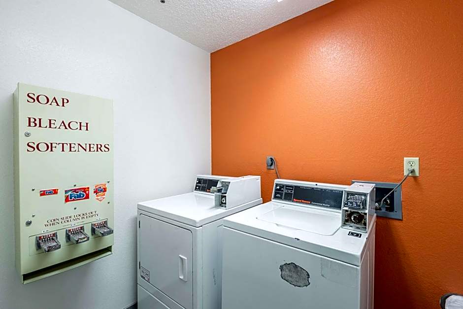 Motel 6-Waterloo, IA