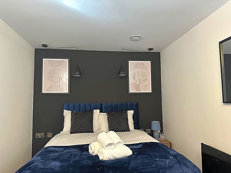 Adam Court Apartments - PE1 - Contractor Friendly - Choice of Studios or 1 Bed Apartments - Free Parking - Sofa Beds - Sky TV - Full Kitchen - Washer Dryer - WiFi