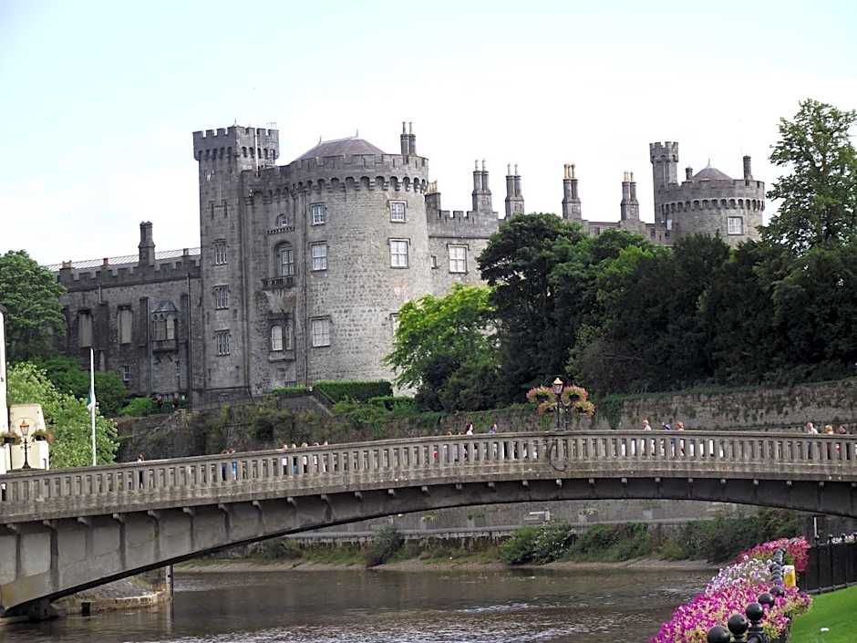 Twin Oaks Bed & Breakfast