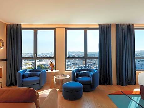 L'Atelier Corner Suite - Paris rooftop view