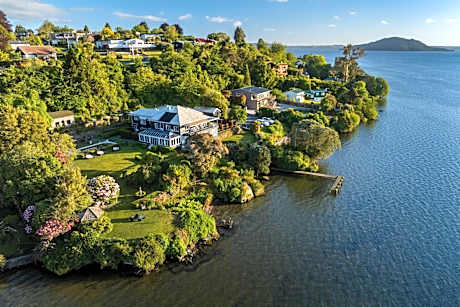 Black Swan Lakeside Lodge Boutique Hotel