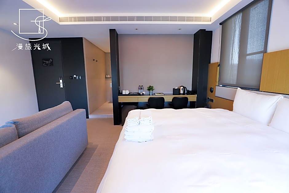 Slow Town Hotel - Glowing