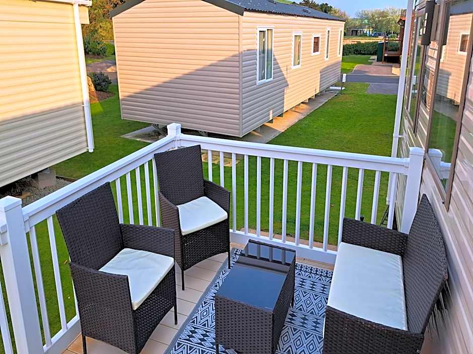 A short walk to Par Beach & coastal paths, On-site facilities. Pets welcome