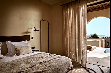 Junior Suite with private pool and sea view