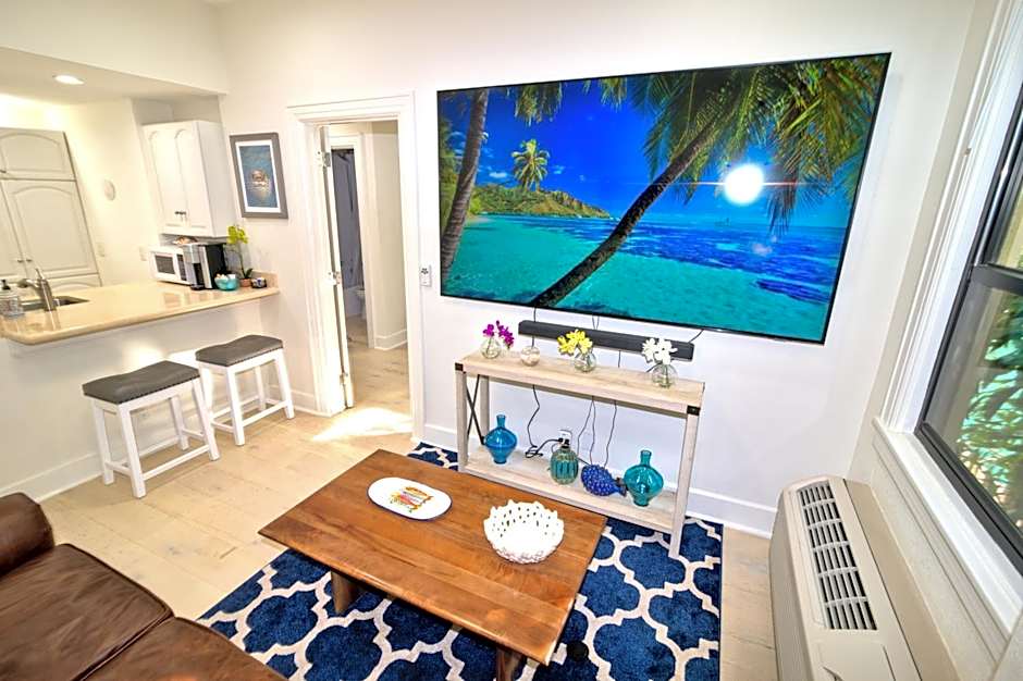 Tropical Beach Condo - Pool, Shops, 86" TV, WiFi