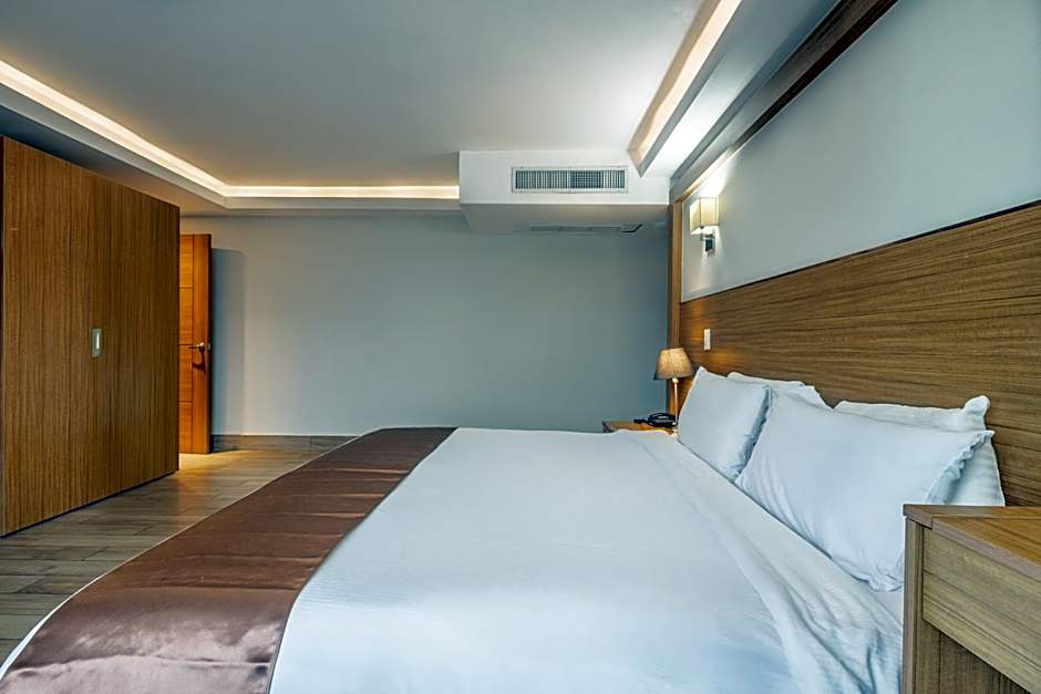 Weston Suites Hotel