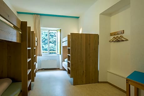 Private Room for 6 People with Shared Bathroom