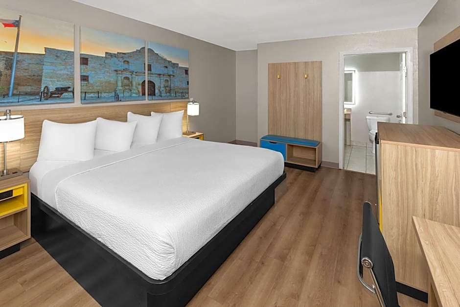 Photo 1 of 4 of 1 King Bed, Hearing/Mobility Accessible, Bathtub
