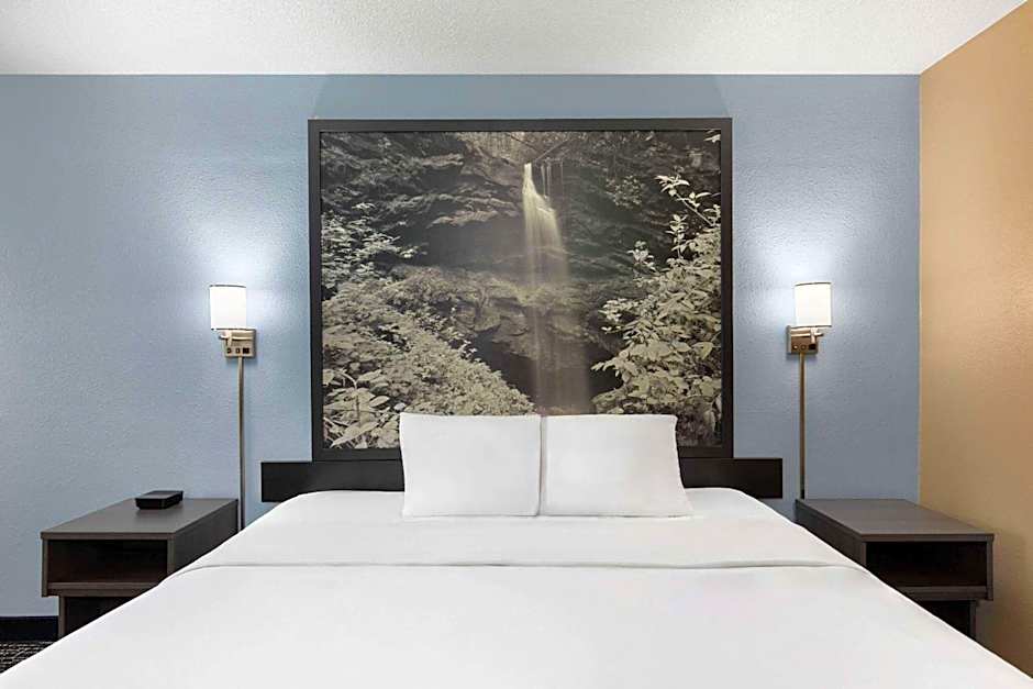 Super 8 by Wyndham Paducah I-24 Exit 4