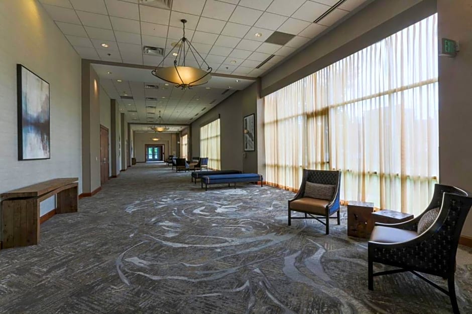 DoubleTree by Hilton Bay City - Riverfront