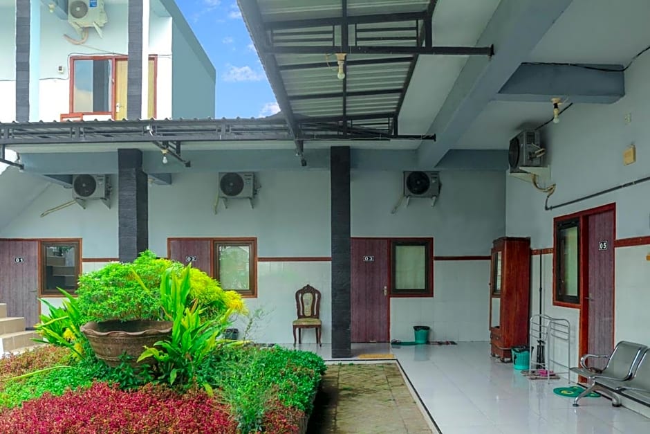HP Residence Mitra RedDoorz near Alun Alun Kediri