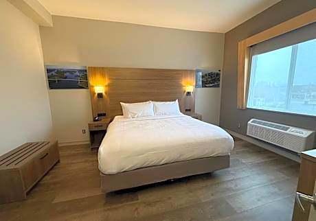 King Suite with Sofa Bed, Bath Tub and Hot Tub - Disability Access/Non-Smoking
