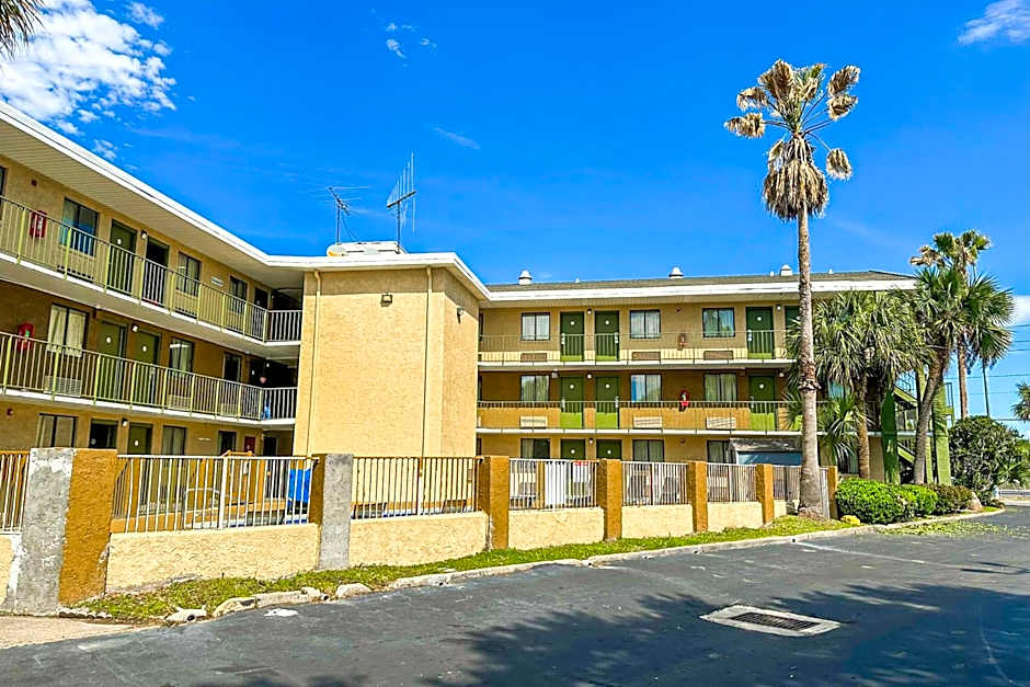 OYO Hotel Mobile, AL I-65 at Airport Blvd