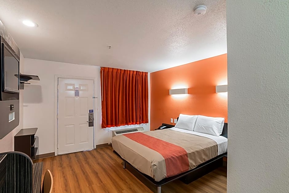 Motel 6-Grand Prairie, TX - Near Six Flags Drive