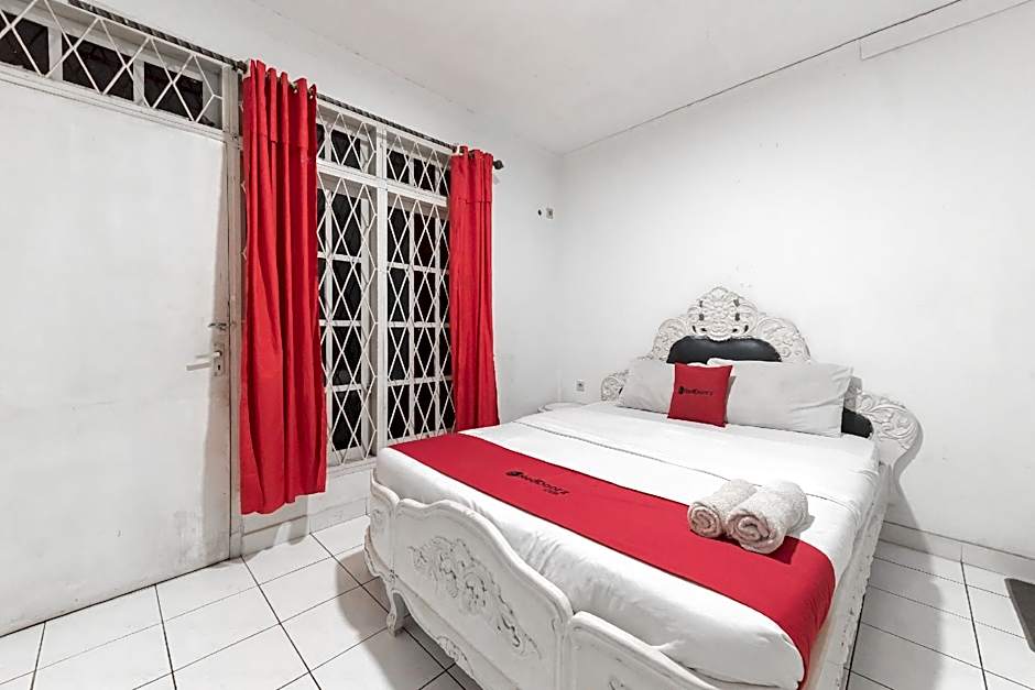 RedDoorz near Terminal Pasir Hayam Cianjur