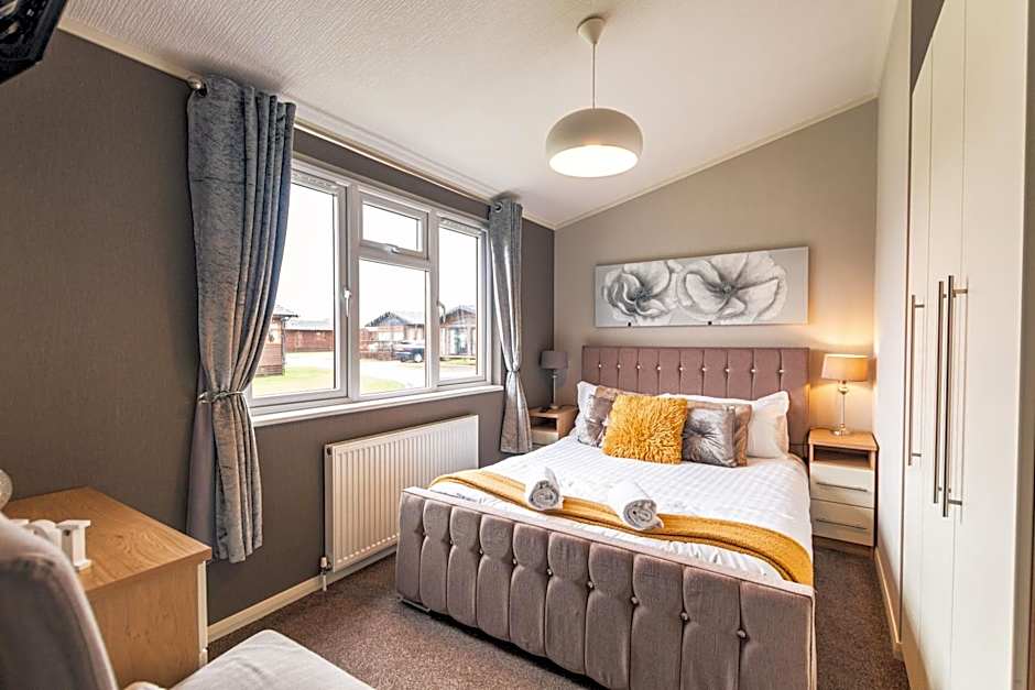 Kingfisher Lodge with Hot Tub